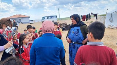 Yeşiltepe Atatürk İlkokulu öğrencileri, Anneler Günü’nde mevsimlik tarım işçilerini ziyaret