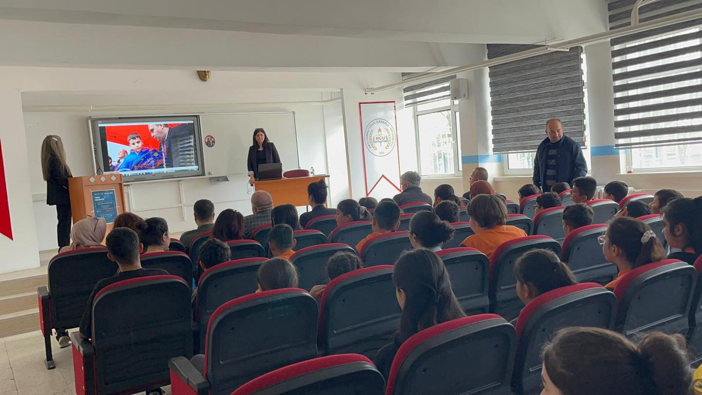 Hacı Cumali Uğur Ortaokulu’nda TÜBİTAK bilim söyleşisi: Dijital oyunlarda kahraman tasarımı