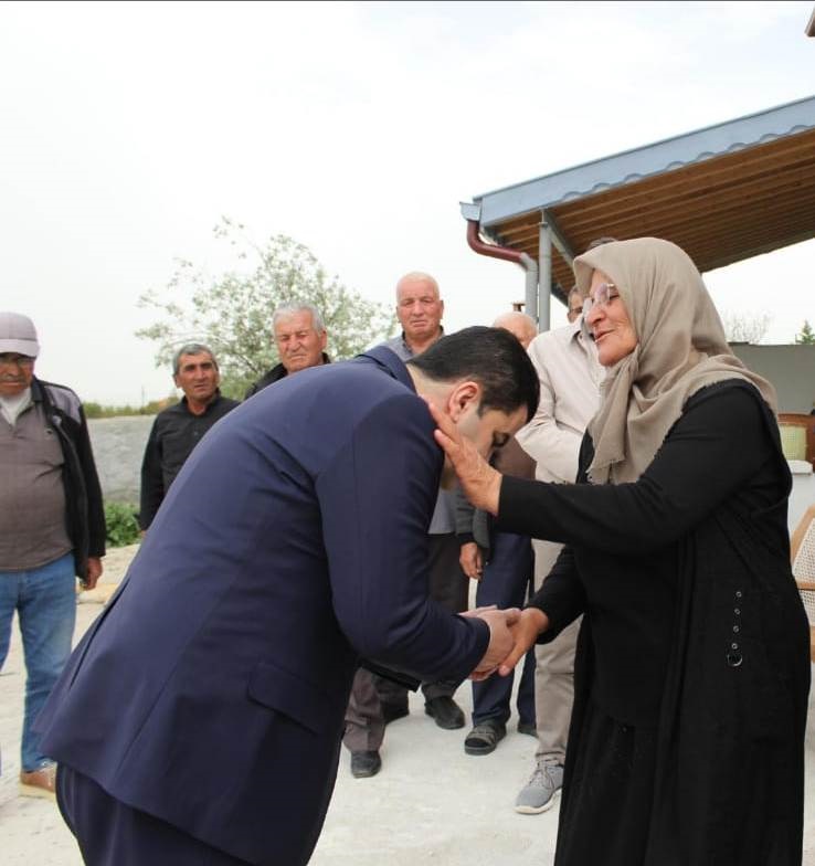Şehit annesinin ellerinden öpüldü, bayrak emanet edildi
