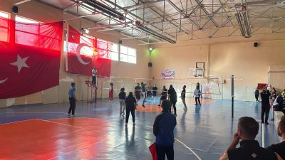 Sarıyahşi Kaymakamlığı tarafından düzenlenen Kurumlararası Voleybol Turnuvası’nda mücadele eden Sarıyahşi
