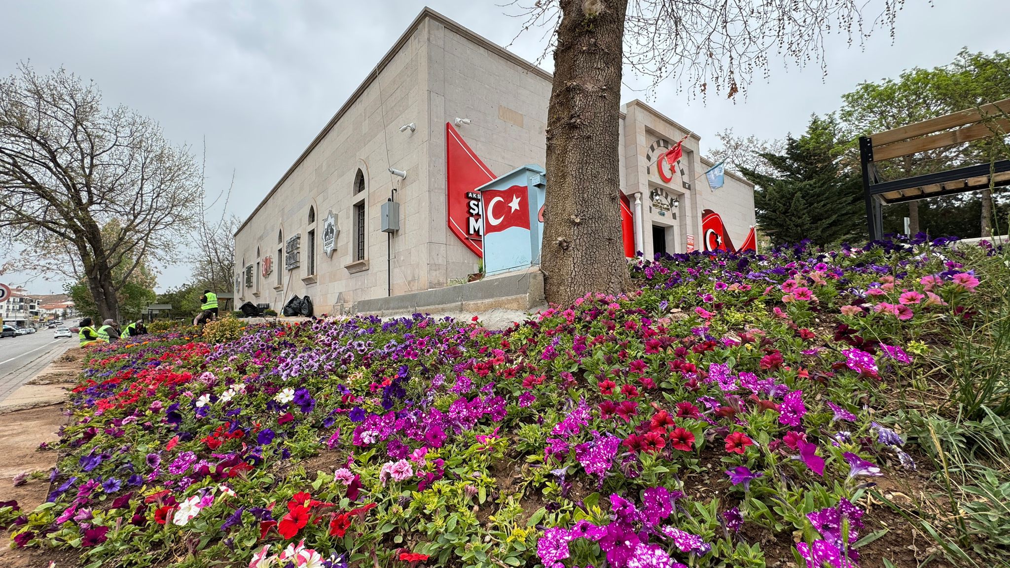 Aksaray Belediyesi, Şehitler Müzesi’nin ön kısmında mevsimlik çiçek dikimi gerçekleştirerek