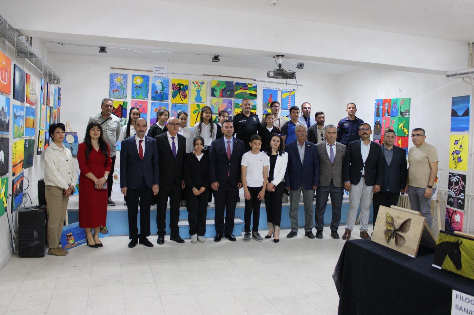 Sultanhanı’nda öğrencilerin renkli dünyası sergide hayat buldu