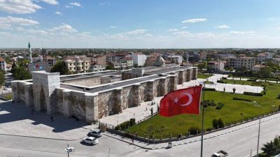 Aksaray Belediye Başkanı Evren Dinçer, kentin tarihi ve kültürel miraslarından