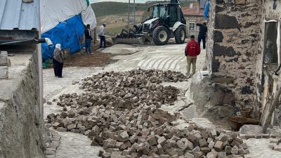 Güzelyurt Belediyesi, Akyamaç Mahallesi’nde başlattığı yol düzenleme ve taş kaplama