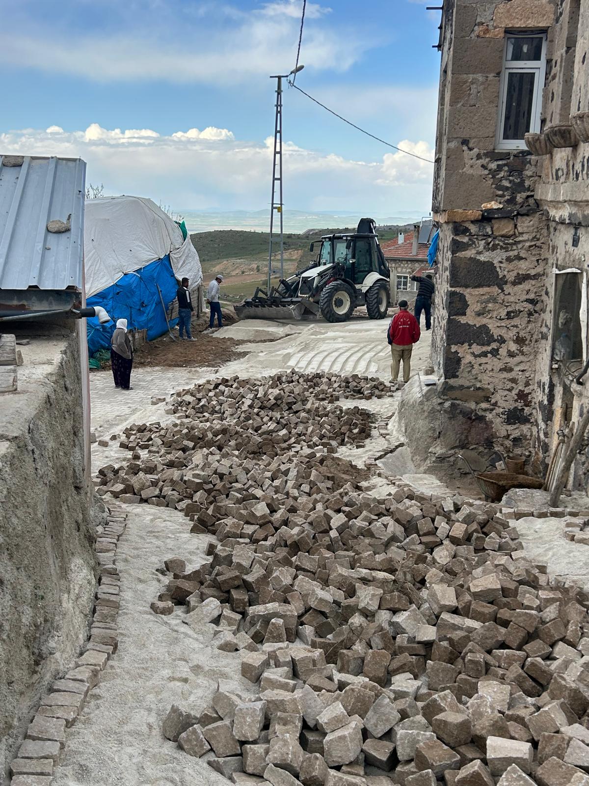 Güzelyurt Belediyesi yol ve taş kaplama çalışmalarını sürdürüyor
