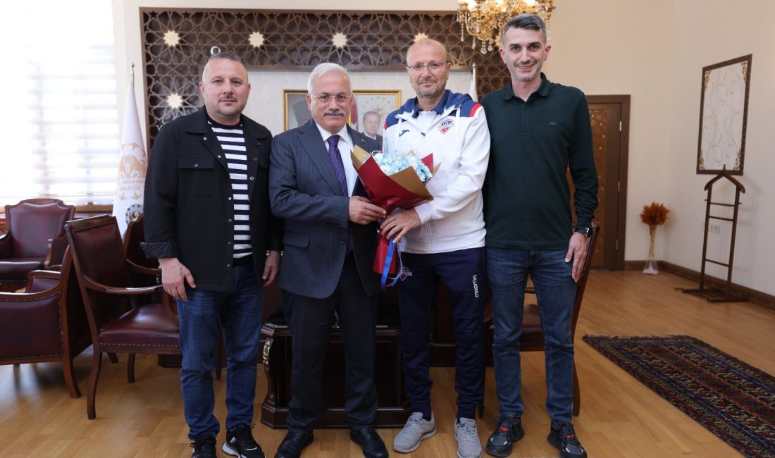 Vali Kumbuzoğlu’na 1461 Trabzon FK ve Başkan yardımcısından ziyaret! Aksaray Valisi Mehmet Ali Kumbuzoğlu, 1461 Trabzon Futbol Kulübü yöneticileri