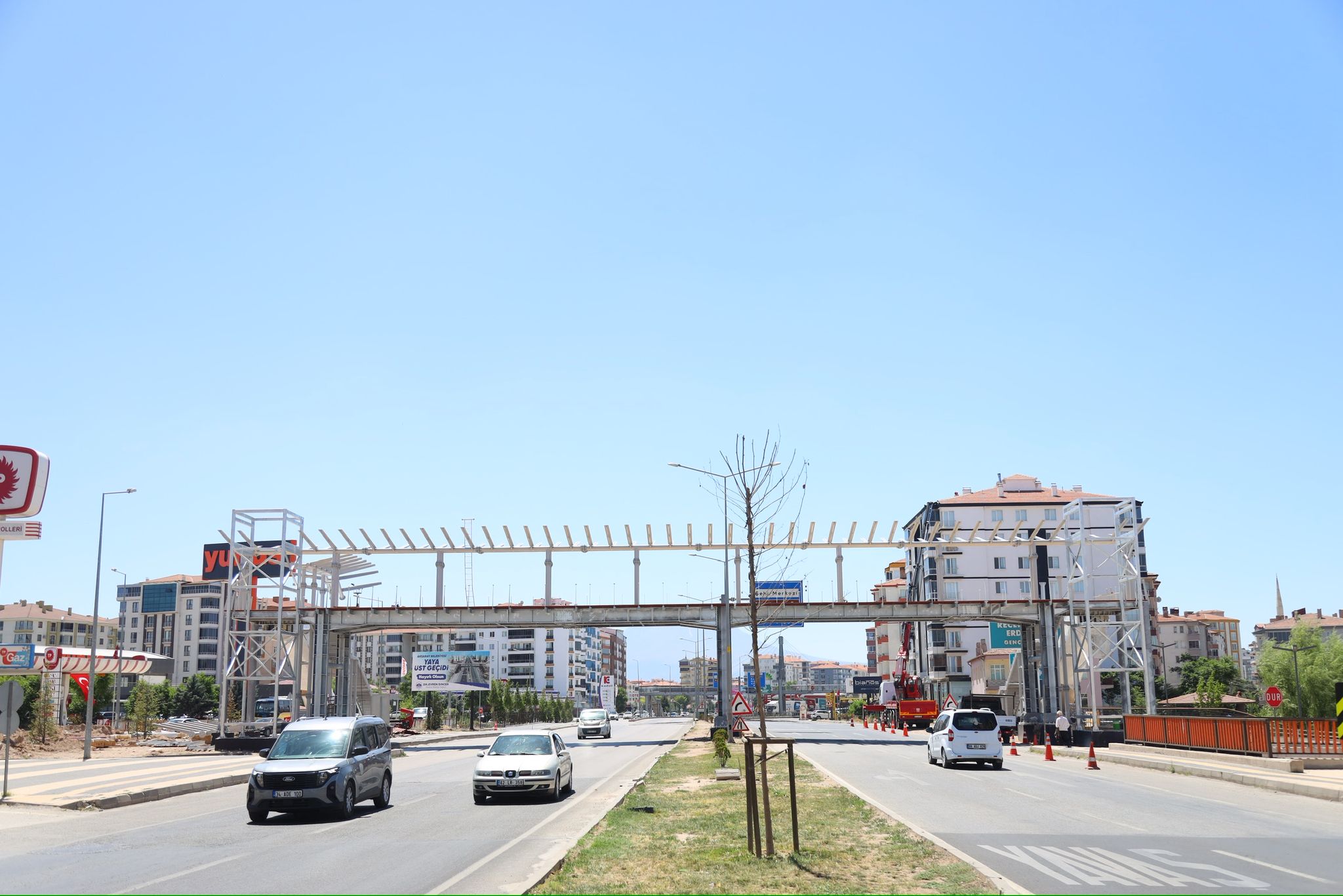 Aksaray Belediyesi, E-90 Karayolu üzerinde Tacin Mahallesi'nde inşa edilen yaya