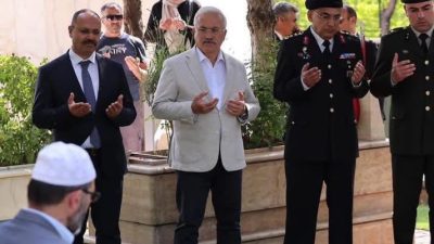 Aksaray’da Kurban Bayramı arifesinde şehitlik ziyaretinde bulunan Vali Kumbuzoğlu, anlamlı