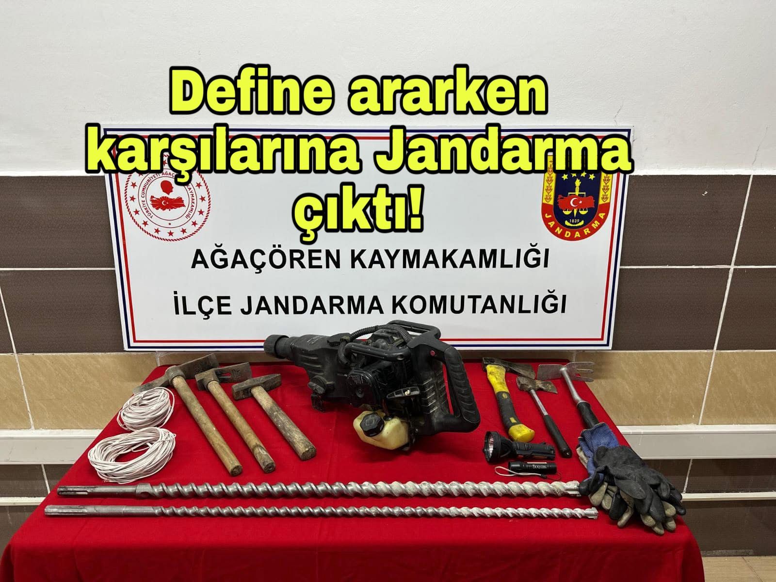 Define ararken suçüstü yakalanan üç kişi gözaltına alındı. Kazı malzemelerine