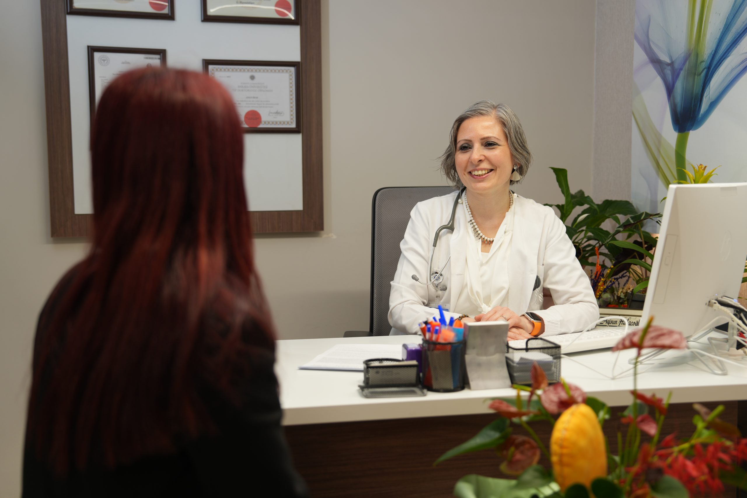 Medipol Bahçelievler Hastanesi Hematoloji Uzmanı Doç. Dr. Aysun Halaçoğlu, saç
