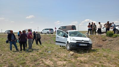 Konya’nın Kulu ilçesinde meydana gelen kazada otomobil şarampole devrildi.  Kazada