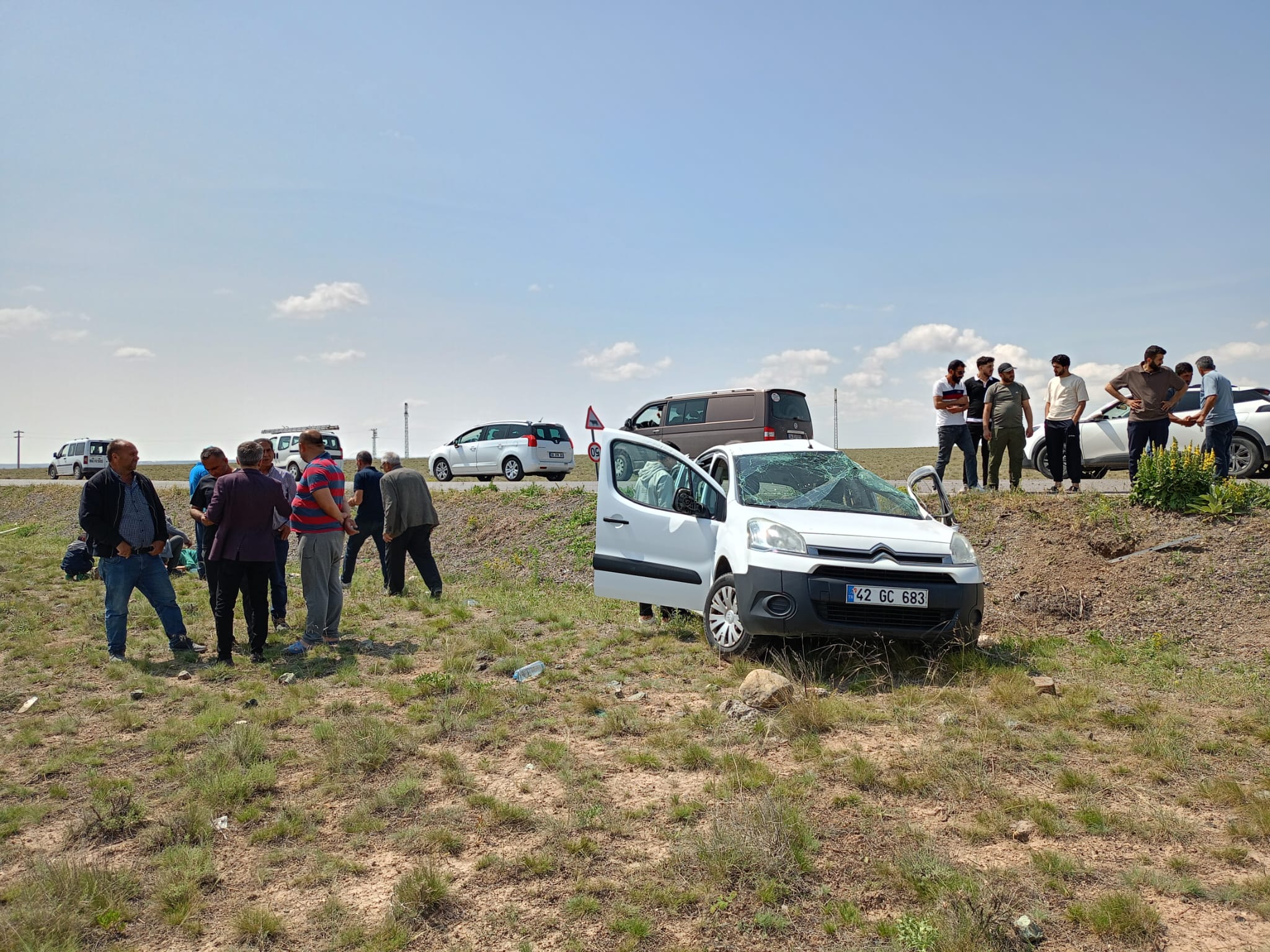 Konya’nın Kulu ilçesinde meydana gelen kazada otomobil şarampole devrildi.  Kazada