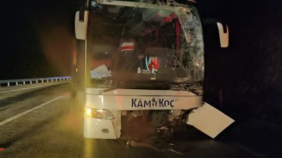 Konya'nın Derebucak ilçesinde meydana gelen kazada yolcu otobüsü ile otomobilin
