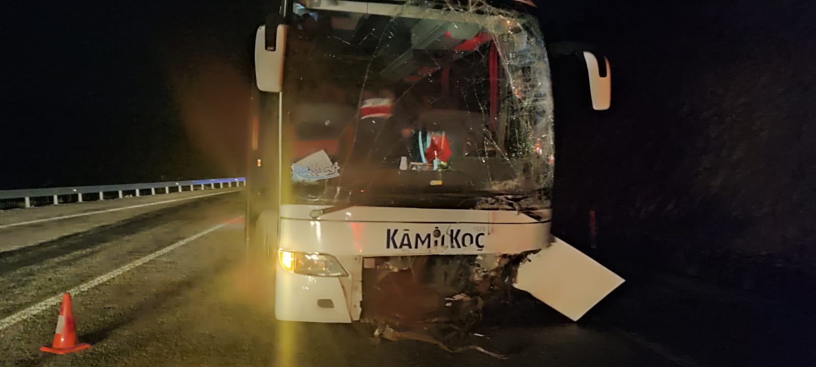 Konya'nın Derebucak ilçesinde meydana gelen kazada yolcu otobüsü ile otomobilin