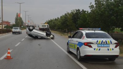 Karaman'da meydana gelen kazada otomobil takla attı. Kazada aynı aileden