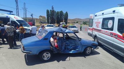 Sivas’ın Şarkışla ilçesinde meydana gelen olayda, iki otomobilin çarpışması sonucu