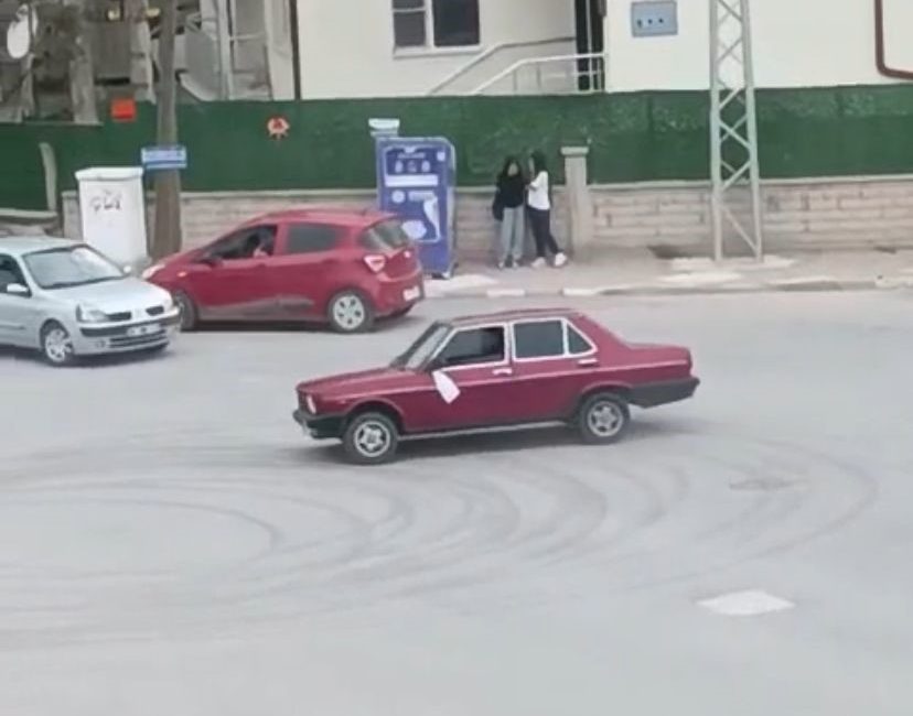 Konya'nın Beyşehir ilçesinde halka açık alanda drift yapan araca 46