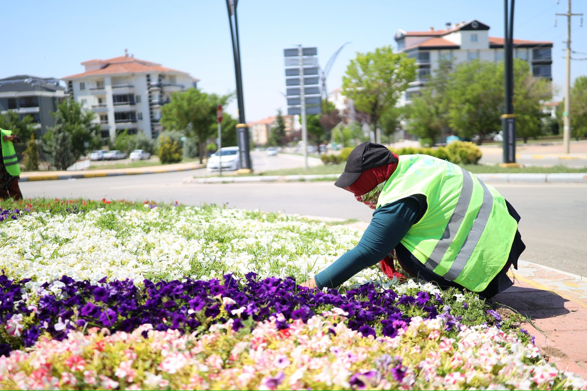 Aksaray Belediyesi, kent genelinde yürüttüğü çevre düzenleme çalışmalarına tüm hızıyla