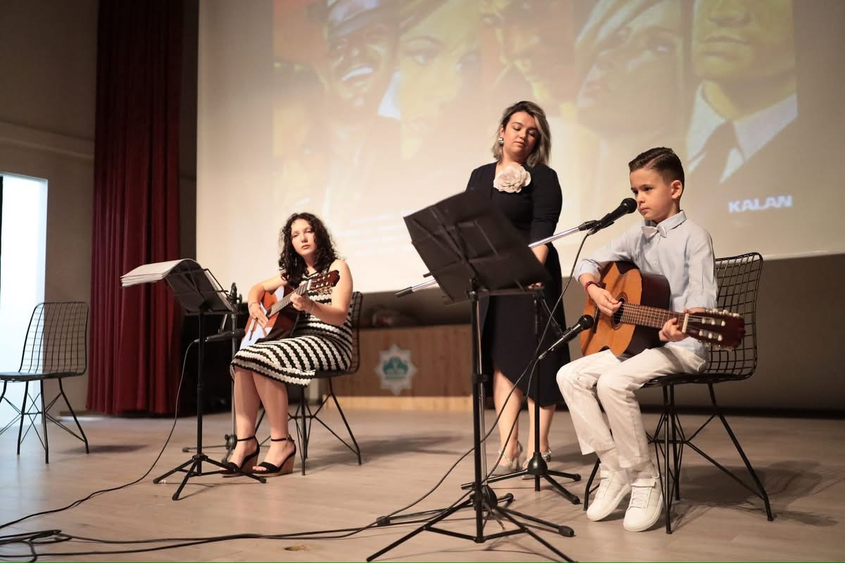 Aksaray Belediyesi’nin düzenlediği Yeşilçam Konseri, nostaljiyi sanatla buluşturdu. Geçmişin sıcaklığını