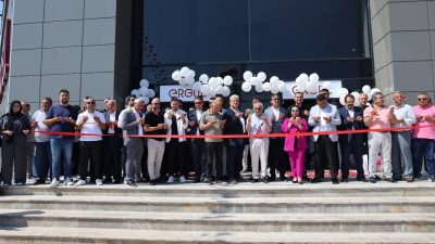 Ergül Mobilya’nın dev mağazası Mustafa Ceceli konseriyle açıldı. Binlerce kişinin