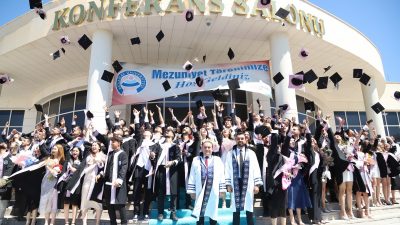 Aksaray Üniversitesi (ASÜ) Spor Bilimleri Fakültesi’nde mezuniyet coşkusu yaşandı. ASÜ
