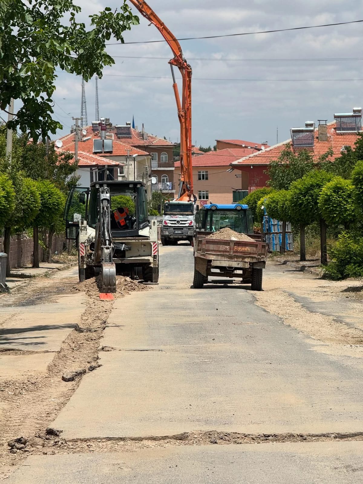 Ağaçören’de yol yama çalışmaları aralıksız sürüyor