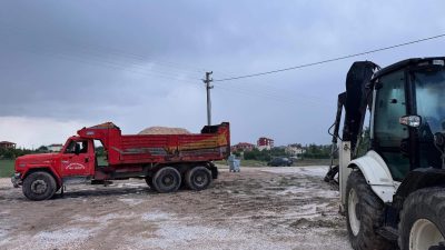 Ağaçören Belediye Başkanı Kemal Salman, ilçe genelinde sürdürülen yol yapım