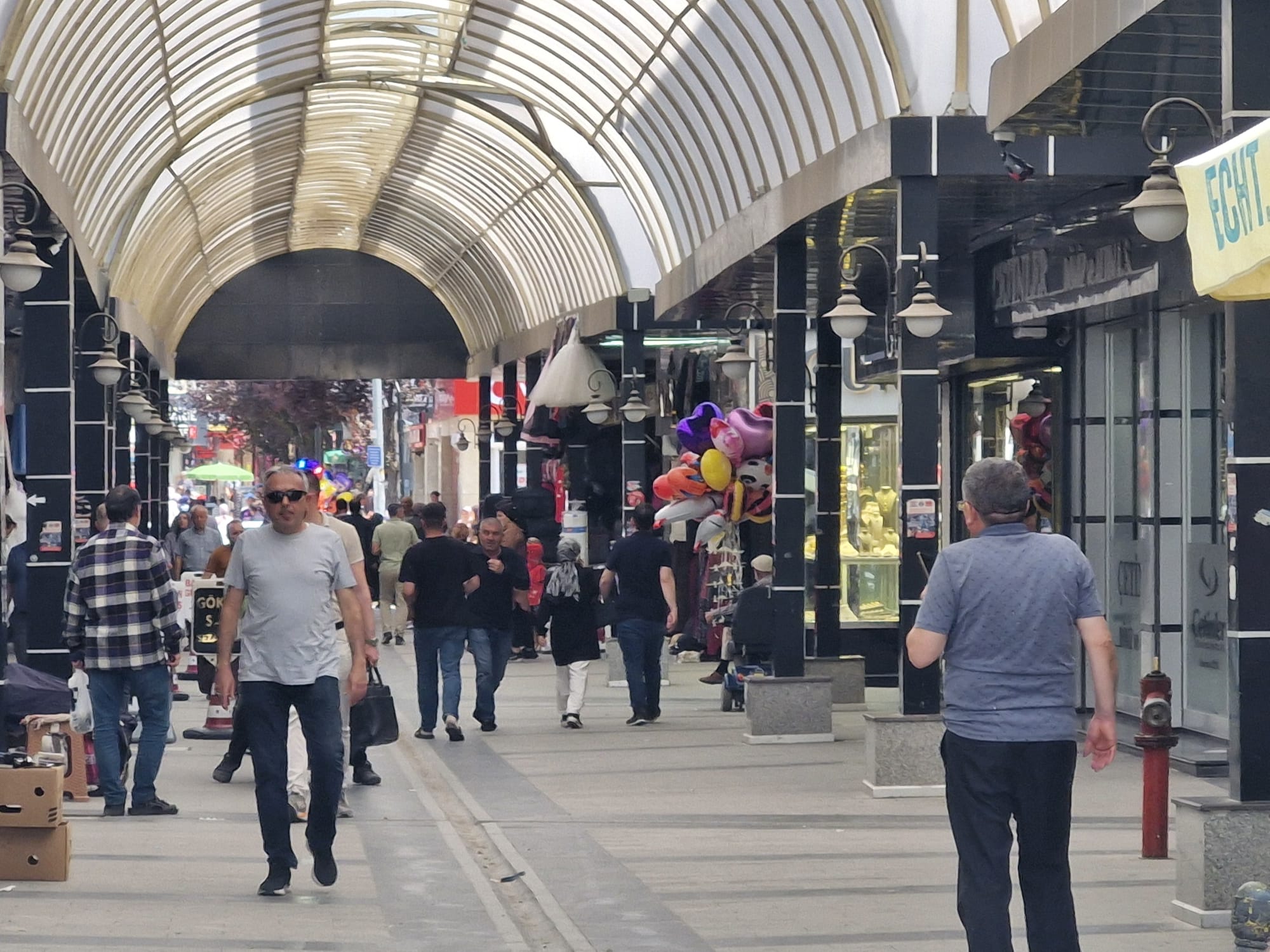 Kurban Bayramı’na bir gün kala Aksaray çarşısında hareketlilik dikkat çekiyor.