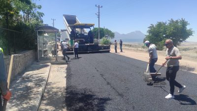 Güzelyurt’ta alt yapısı tamamlanan ana caddede, sıcak asfalt çalışması yapılıyor.