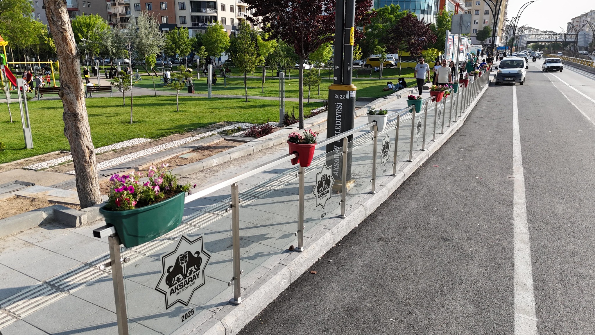 Aksaray Belediyesi’nin şehir genelinde sürdürdüğü çevre düzenleme ve estetik dokunuş