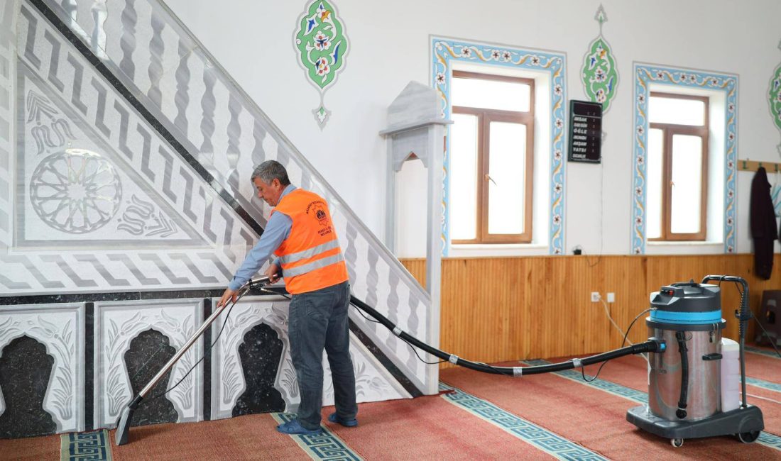Aksaray Belediyesi, şehir genelinde sürdürdüğü ibadethane temizlik çalışmalarına hız kesmeden