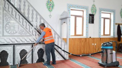 Aksaray Belediyesi, şehir genelinde sürdürdüğü ibadethane temizlik çalışmalarına hız kesmeden