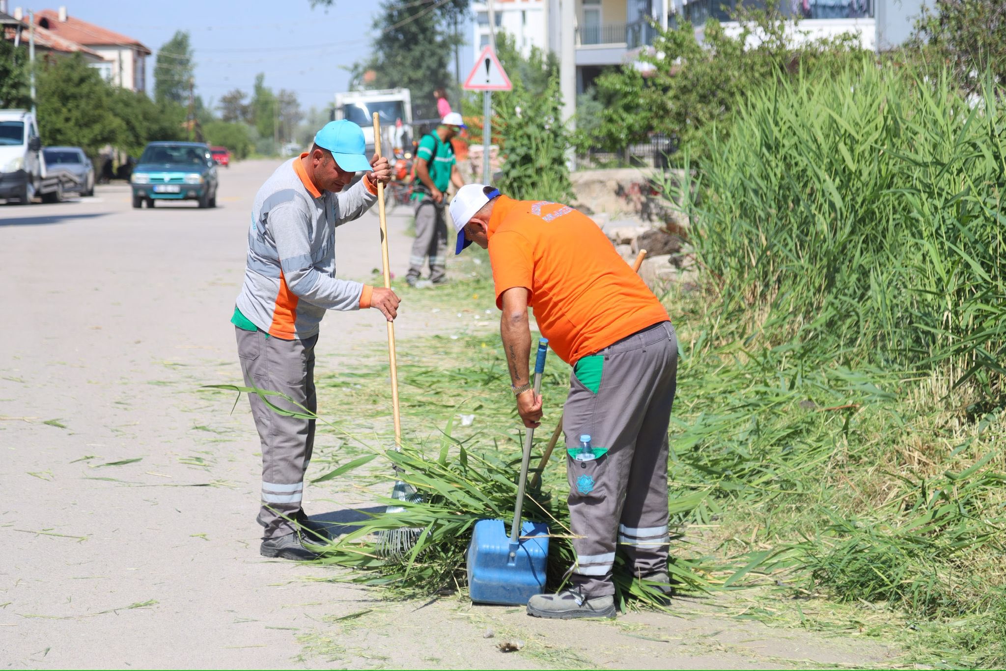 Aksaray Belediyesi, kentin farklı mahallelerinde başlattığı temizlik seferberliğine hız kesmeden