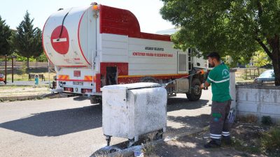 Aksaray Belediyesi ekipleri, şehir içerisinde gerçekleştirmiş oldukları temizlik çalışmasına bir