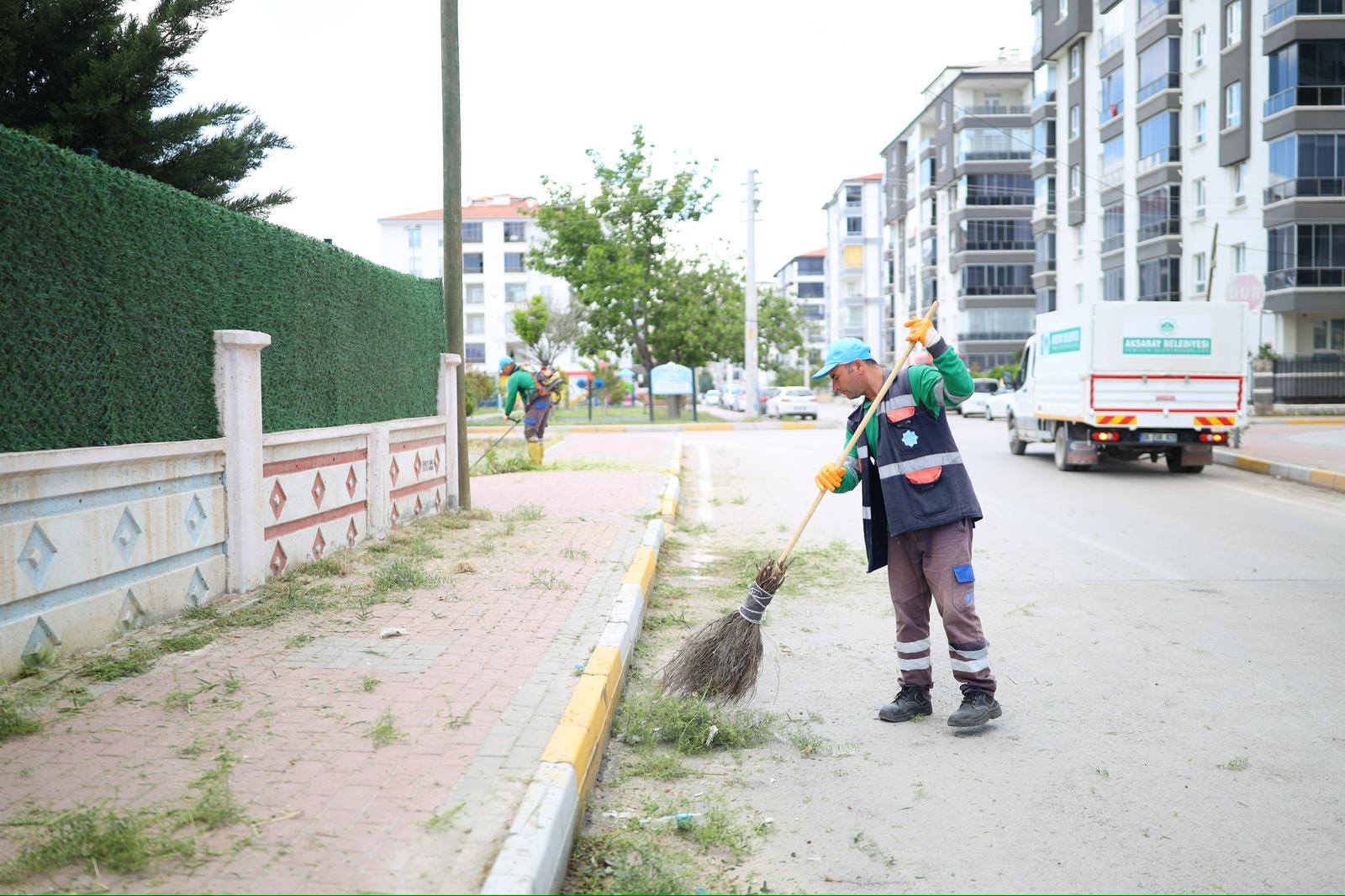 Aksaray Belediyesi ekipleri Fatih Mahallesinde peyzaj, çevre ve yabani ot