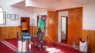 Aksaray Belediyesi ekipleri, şehir içerisindeki temizlik çalışmaları kapsamında farklı lokasyonlarda