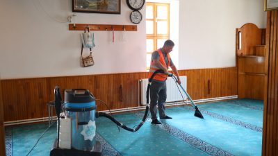 Aksaray Belediyesi ekipleri camileri temizlemeye devam ediyor. Bu kapsamda Tarakcıoğlu