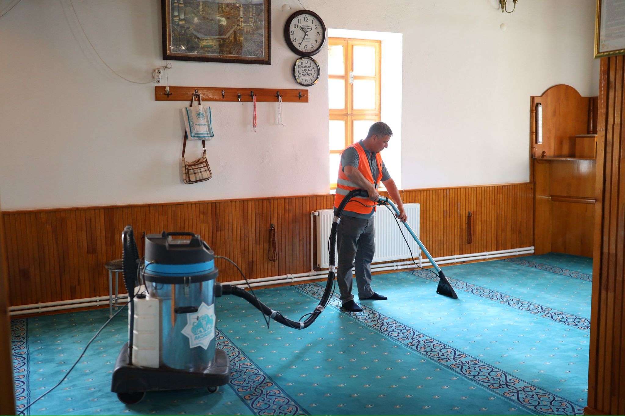 Aksaray Belediyesi ekipleri camileri temizlemeye devam ediyor. Bu kapsamda Tarakcıoğlu