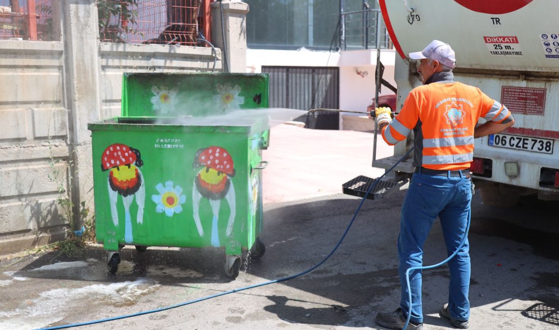 Aksaray Belediyesi ekipleri, şehir içerisindeki temizlik çalışmaları kapsamında, Kurban Bayramı
