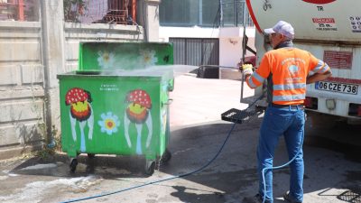 Aksaray Belediyesi ekipleri, şehir içerisindeki temizlik çalışmaları kapsamında, Kurban Bayramı