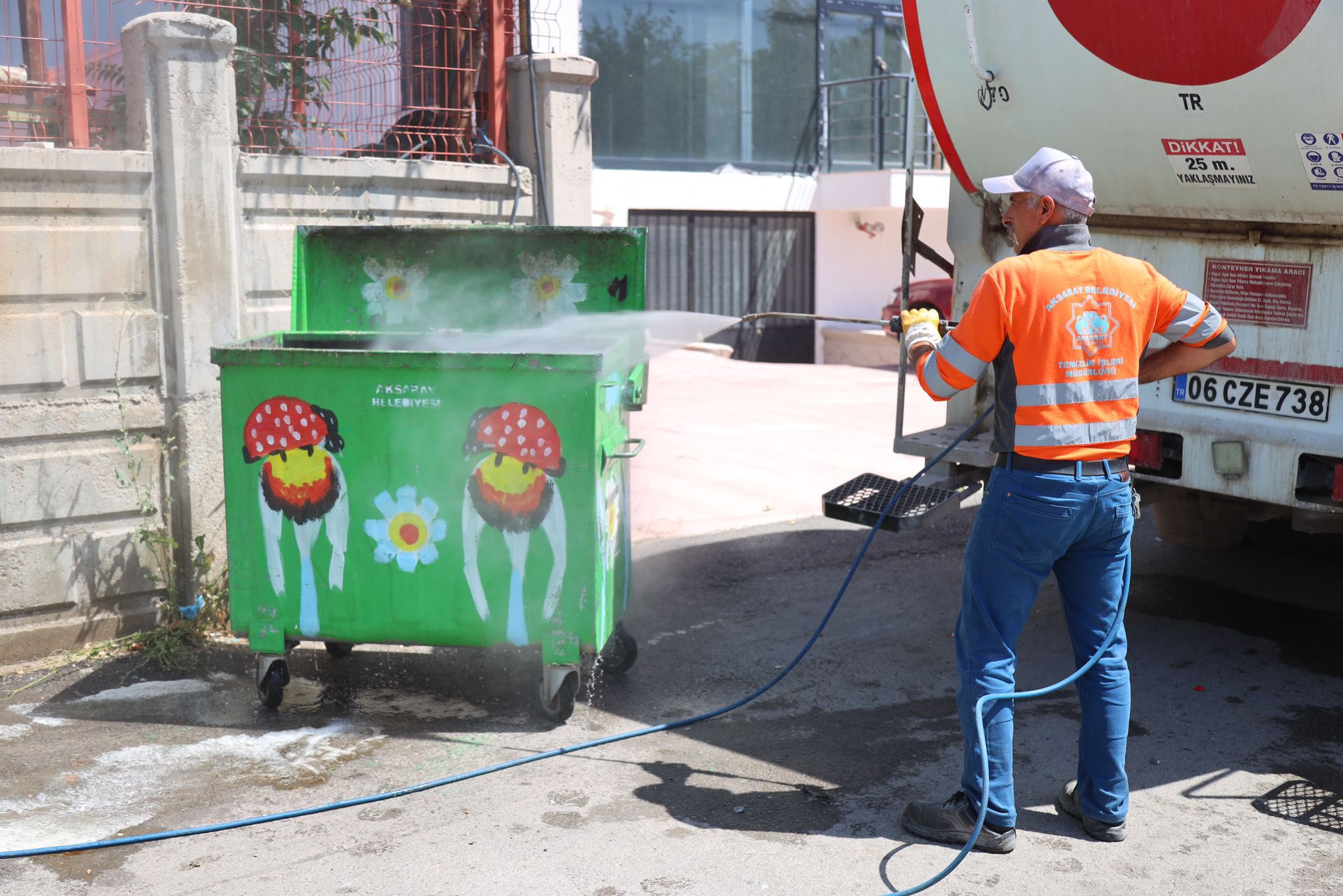 Aksaray Belediyesi ekipleri, şehir içerisindeki temizlik çalışmaları kapsamında, Kurban Bayramı