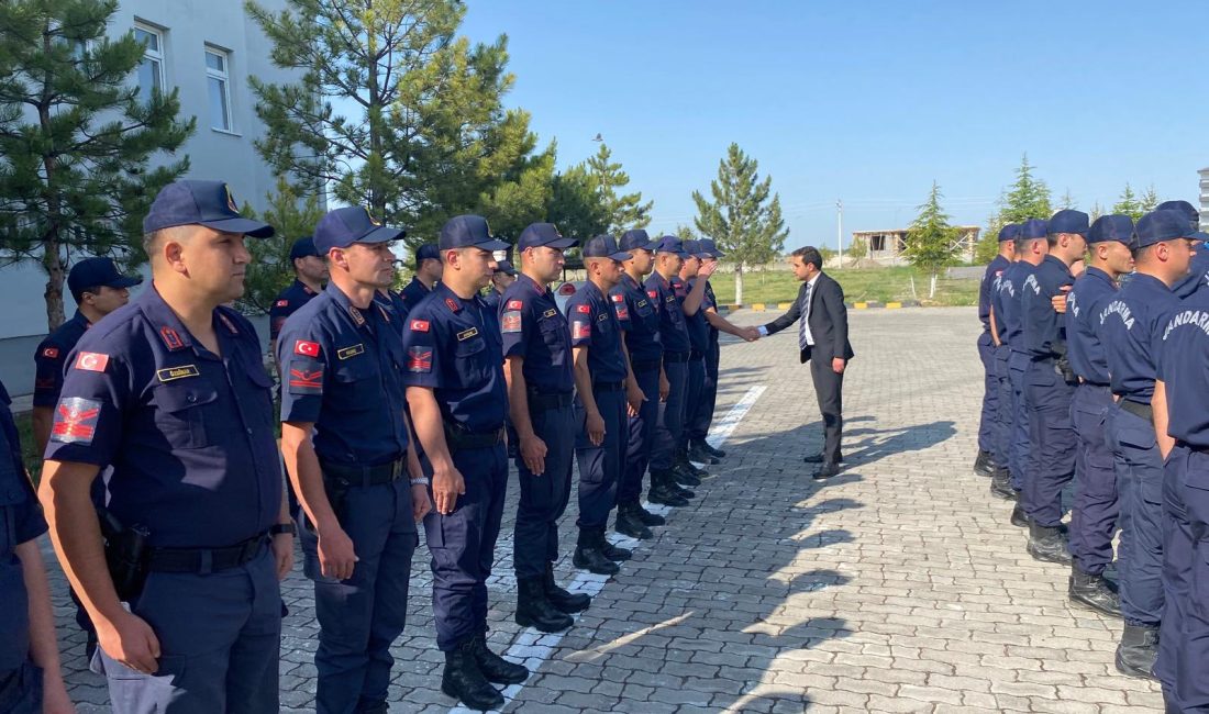 Eskil’de ekipler görevleri başında ziyaret edildi Eskil Kaymakamı Fuat Yurddaş, bayram boyunca görev yapan emniyet, jandarma