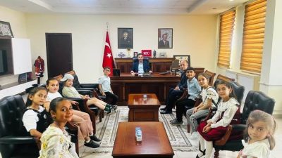 Eskil Kaymakamı Fuat Yurddaş, Cumhuriyet İlkokulu Müdürü Mete Bozdağ ve