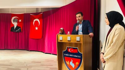 Kaymakam Fuat Yurddaş, gösterdikleri üstün gayret ve başarılar nedeniyle okul