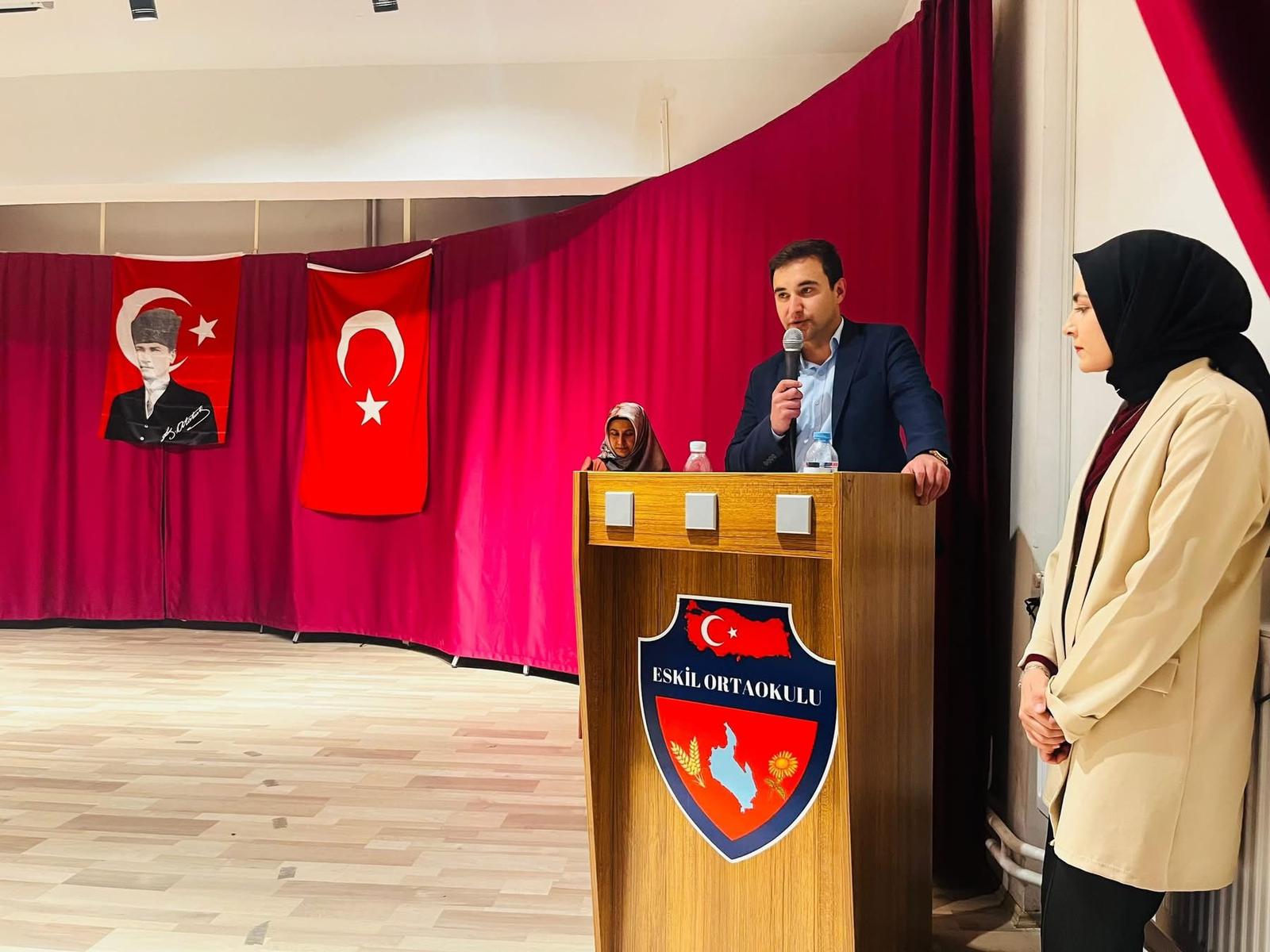 Kaymakam Fuat Yurddaş, gösterdikleri üstün gayret ve başarılar nedeniyle okul