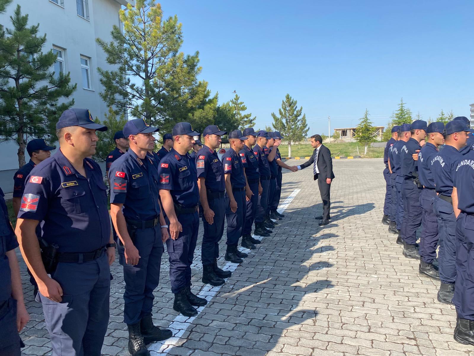Eskil Kaymakamı Fuat Yurddaş, bayram boyunca görev yapan emniyet, jandarma