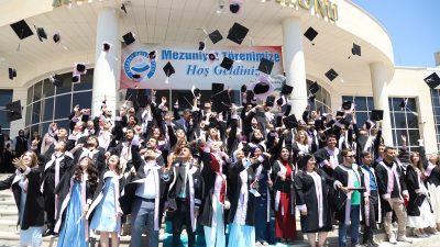 Aksaray Üniversitesi İktisadi ve İdari Bilimler Fakültesi'nde (İİBF) mezuniyet sevinci