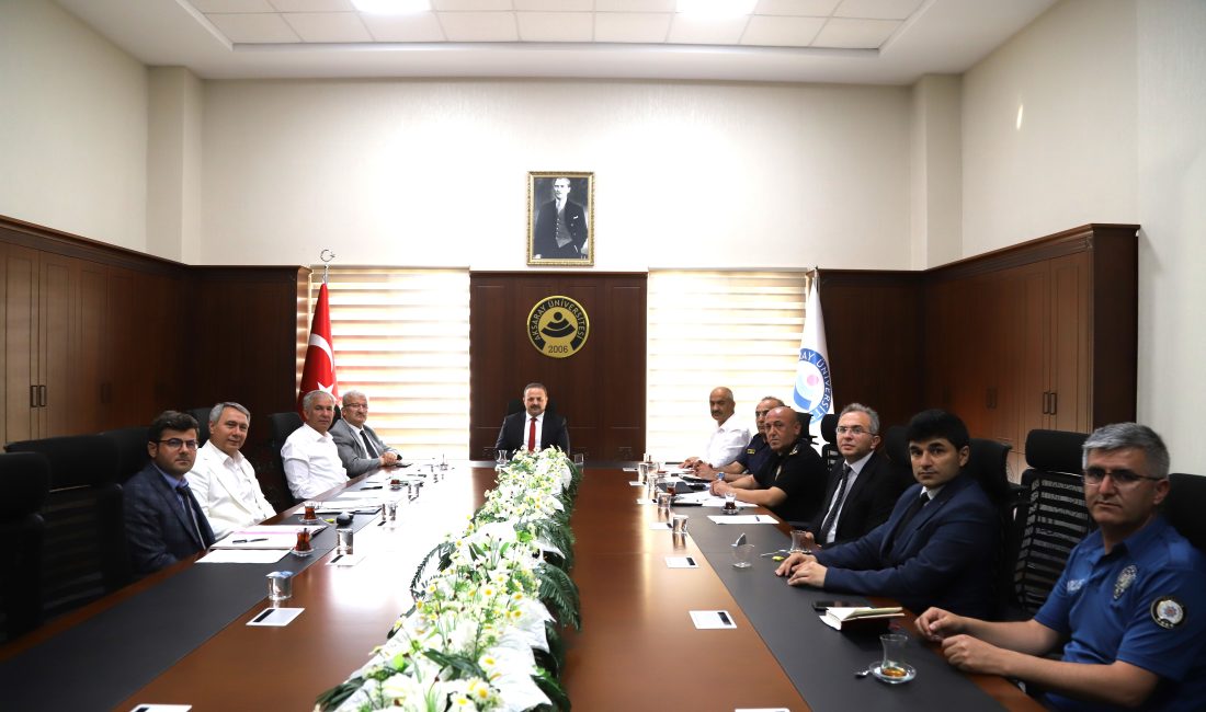 Aksaray’ da 2025-YKS öncesi kritik toplantı Öğrencilerin heyecanla beklediği Yükseköğretim Kurumları Sınavı’nın (YKS) Aksaray’da güven ve