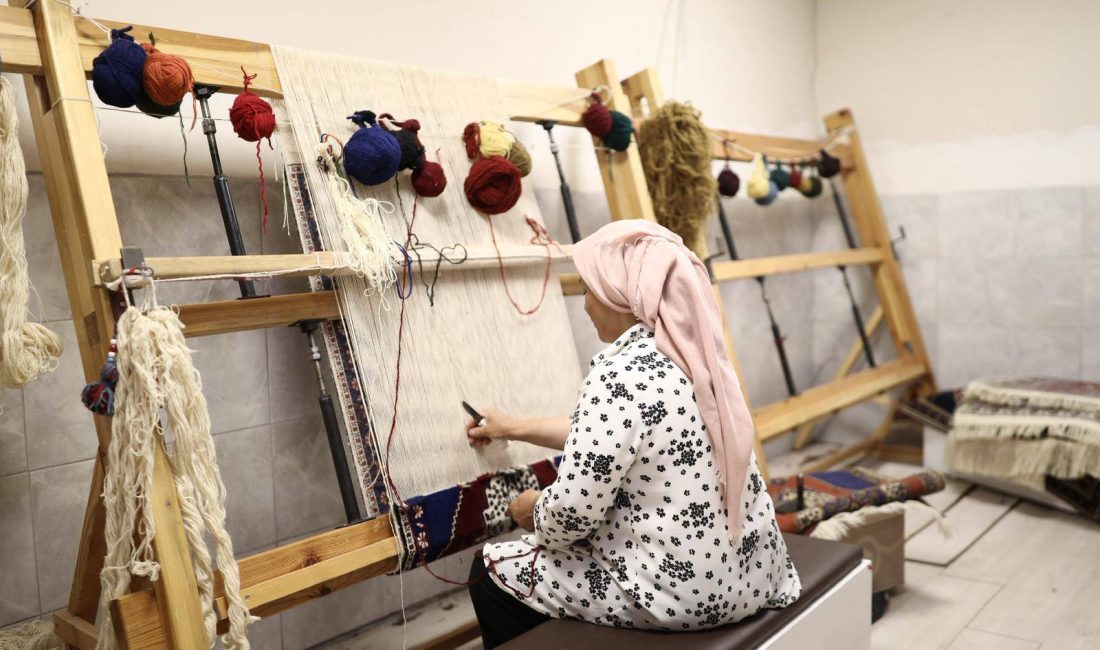 Aksaray’daki Selime Sultan Kadın Aktivite Merkezi’nde kadınlar, el emeği göz