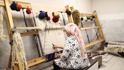 Aksaray’daki Selime Sultan Kadın Aktivite Merkezi’nde kadınlar, el emeği göz